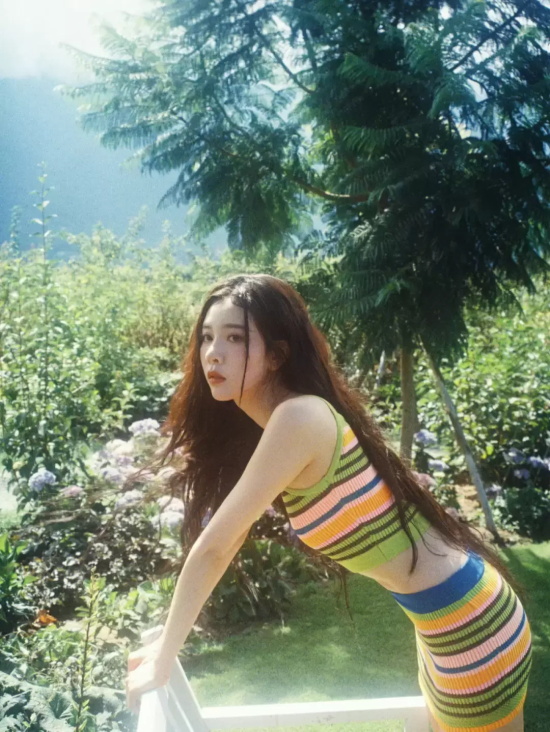 宋妍霏花丛油画风写真，一身彩虹条纹大秀小蛮腰