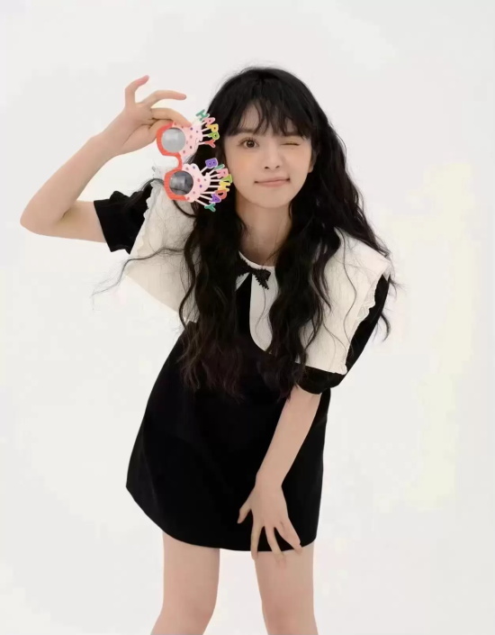 田曦薇生日六宫格写真,一头长卷发真是元气少女