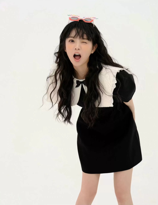 田曦薇生日六宫格写真,一头长卷发真是元气少女