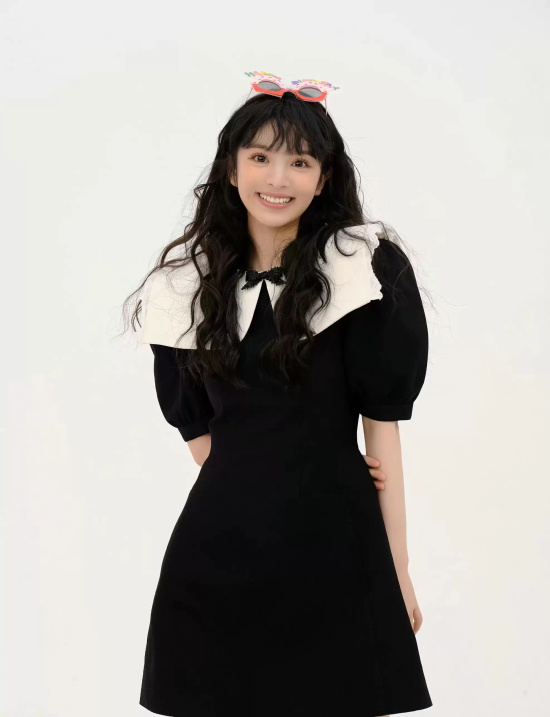 田曦薇生日六宫格写真,一头长卷发真是元气少女