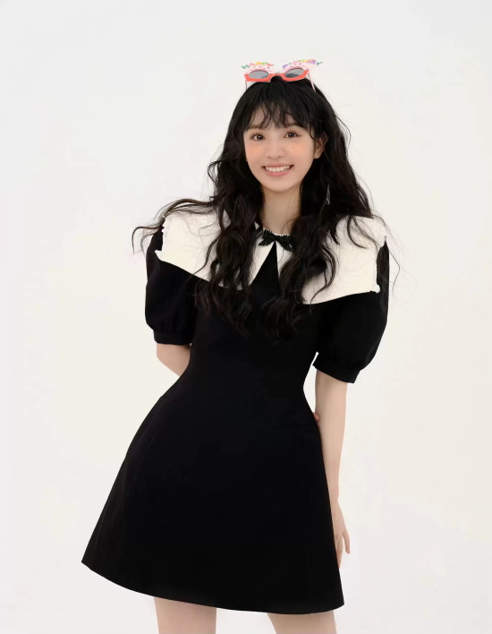 田曦薇生日六宫格写真,一头长卷发真是元气少女