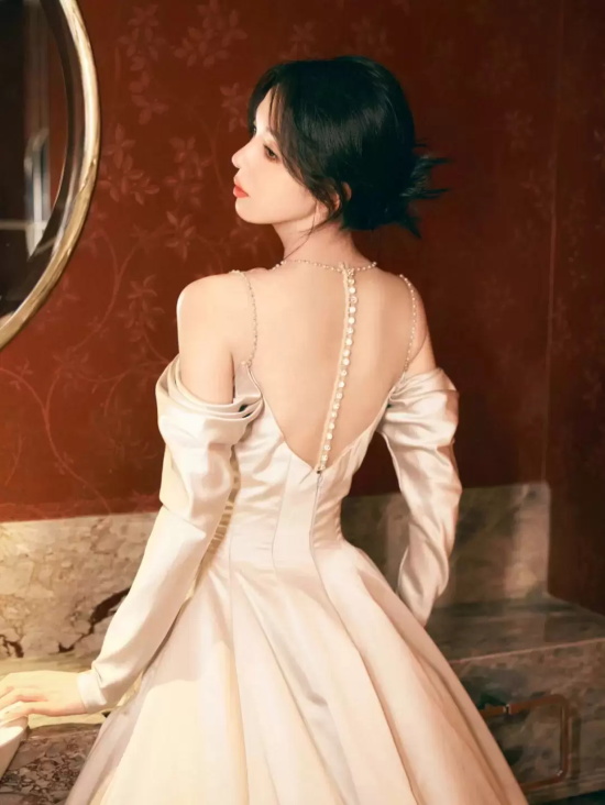 陈瑶一袭白色礼服写真，珍珠点缀宛如小公主