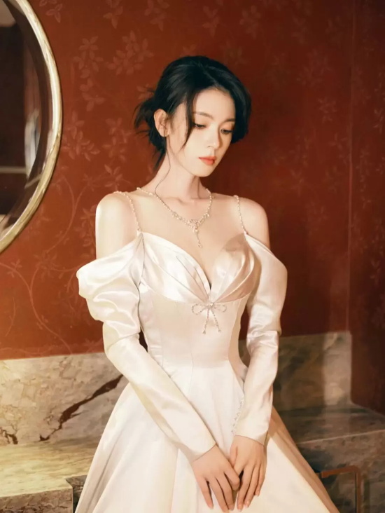陈瑶一袭白色礼服写真，珍珠点缀宛如小公主