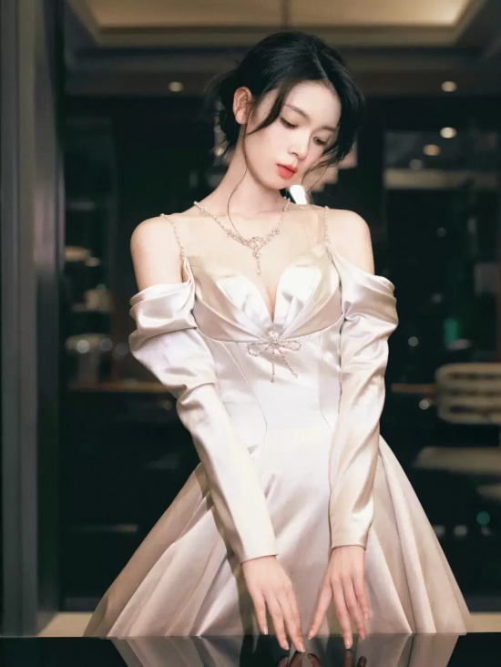 陈瑶一袭白色礼服写真，珍珠点缀宛如小公主