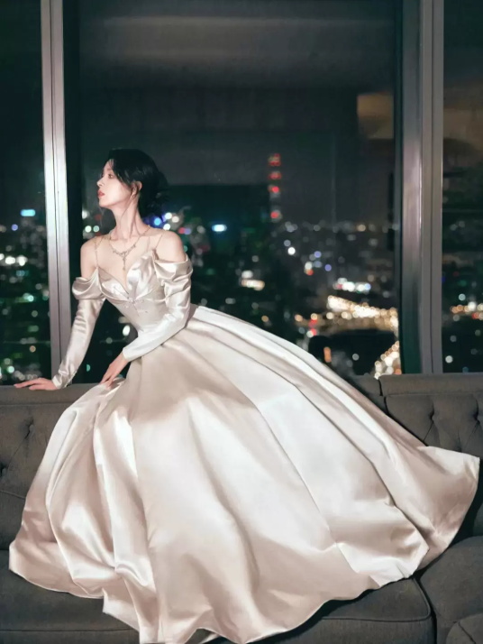 陈瑶一袭白色礼服写真，珍珠点缀宛如小公主