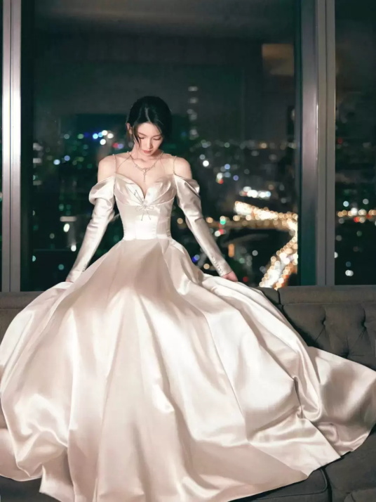 陈瑶一袭白色礼服写真，珍珠点缀宛如小公主