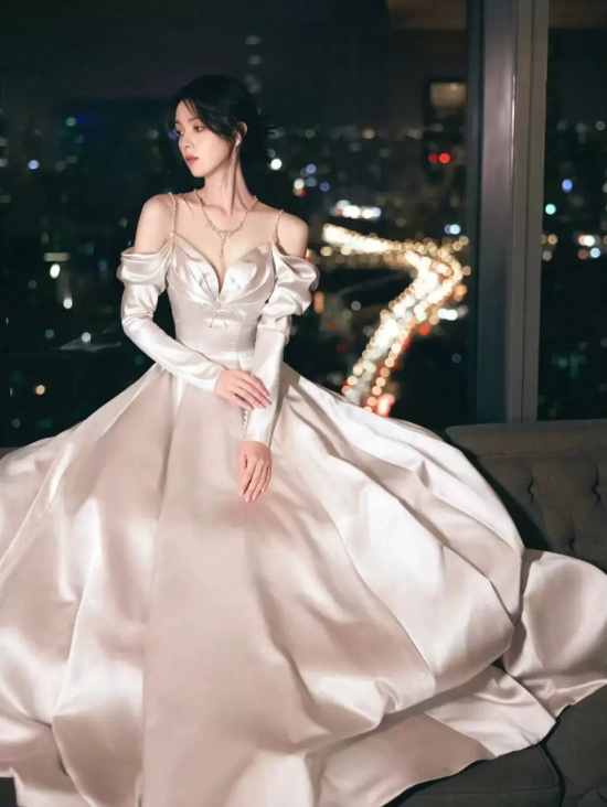 陈瑶一袭白色礼服写真，珍珠点缀宛如小公主