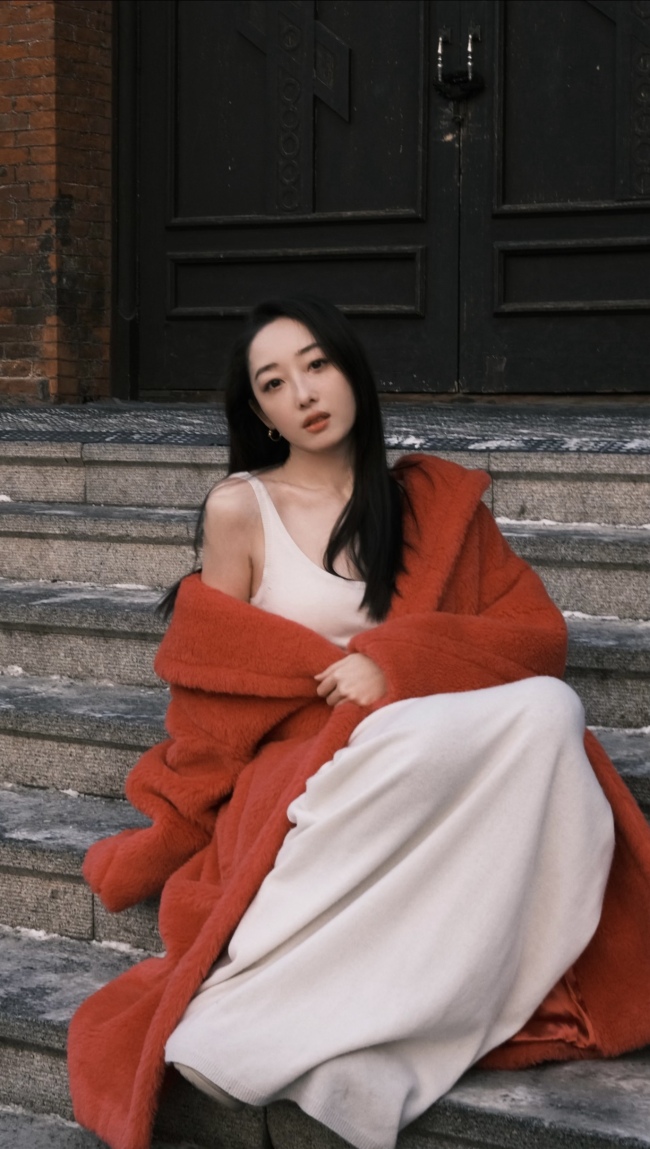 蒋梦婕新年晒照 白裙红衣明艳大气