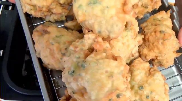 美女吃10个章鱼小丸子,就被称为大胃王?网友:实至名归!!