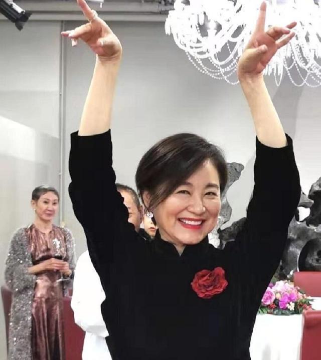 年轻时美貌惊艳四方，婚后淡出影坛，女儿没遗传到她的长相好遗憾