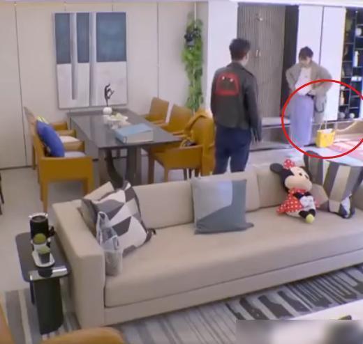 郑爽当众脱裙子,露出来的“安全裤”让嘉宾耳朵都红了