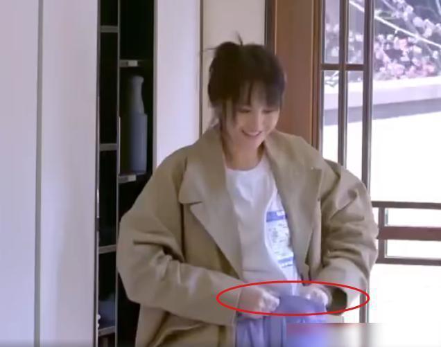 郑爽当众脱裙子,露出来的“安全裤”让嘉宾耳朵都红了