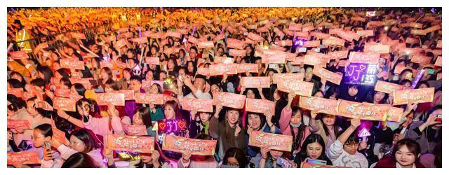 林俊杰重庆巡演带病唱足三小时 卖力演出感动全场