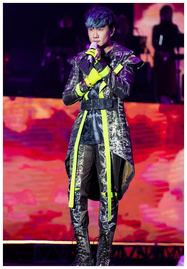 林俊杰重庆巡演带病唱足三小时 卖力演出感动全场