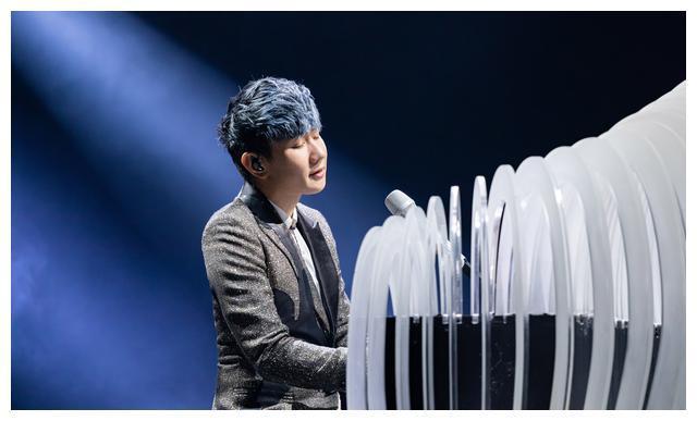 林俊杰重庆巡演带病唱足三小时 卖力演出感动全场