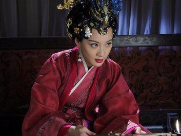 她曾受赵宝刚的欣赏，《奋斗》中就她没火，三次改名后因孙俪走红