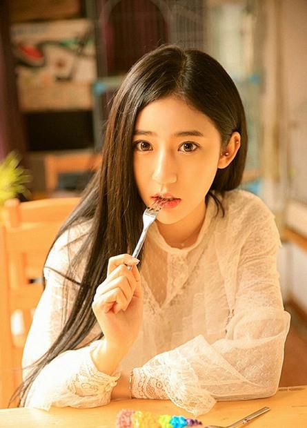 气质美女游东帝汶村寨，蕾丝连衣裙生活写真，展现了完美的身材