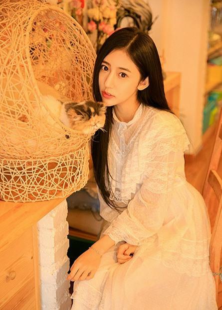 气质美女游东帝汶村寨，蕾丝连衣裙生活写真，展现了完美的身材