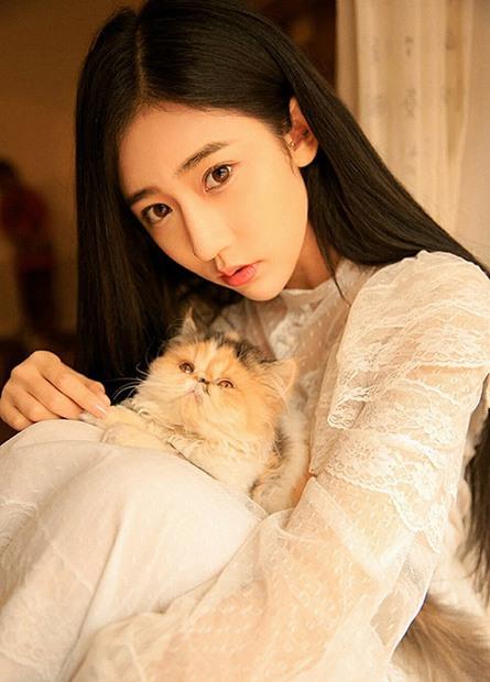 气质美女游东帝汶村寨，蕾丝连衣裙生活写真，展现了完美的身材