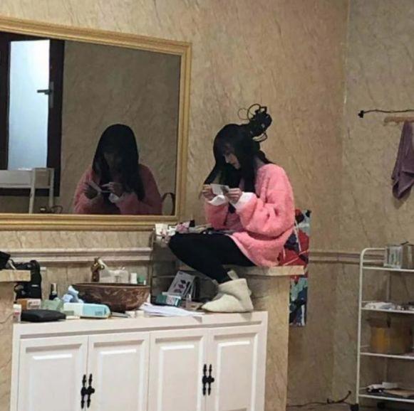 郑爽因“不雅照”被推上风口浪尖,是素质低下,还是放飞自我?