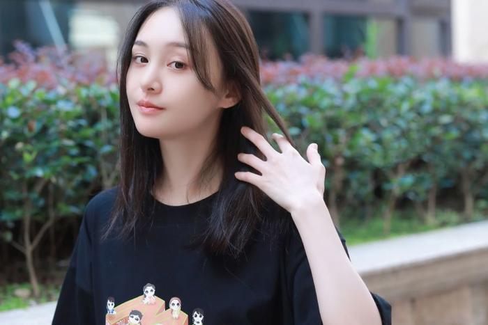 郑爽因“不雅照”被推上风口浪尖,是素质低下,还是放飞自我?