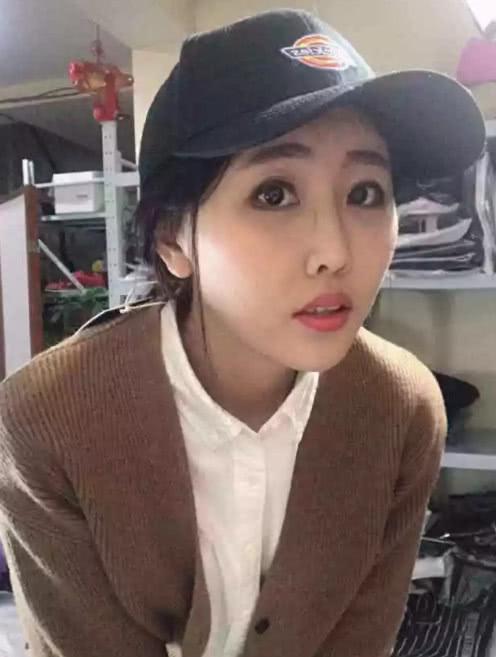 曾经是虎牙第一女主播，如今却沦落为陪玩，看到接单次数让人很尬