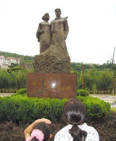 江姐丈夫, 23岁入党, 从为了工作假扮夫妻到真结婚, 同一岗位牺牲