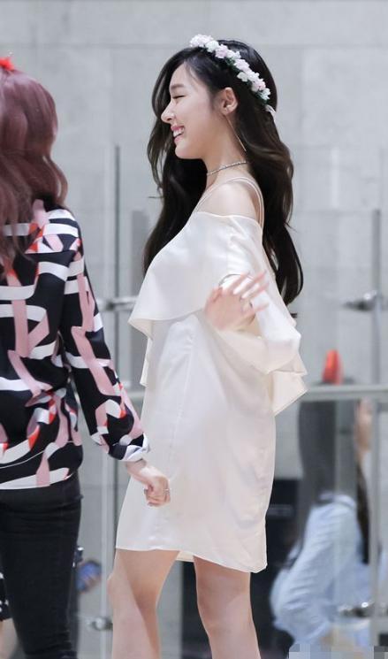 这是黄美英?身穿礼裙尽显小蛮腰大长腿,网友:这身材好到不敢看