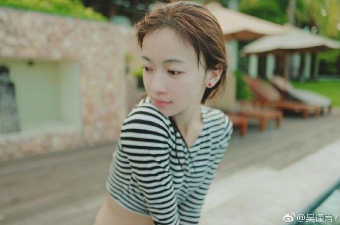 吴谨言晒泳装照,身材娇小可爱,但穿着保守受网友吐槽没诚意