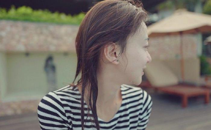 吴谨言晒泳装照,身材娇小可爱,但穿着保守受网友吐槽没诚意