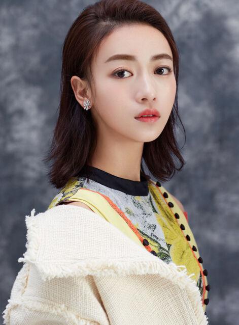 吴谨言晒泳装照,身材娇小可爱,但穿着保守受网友吐槽没诚意