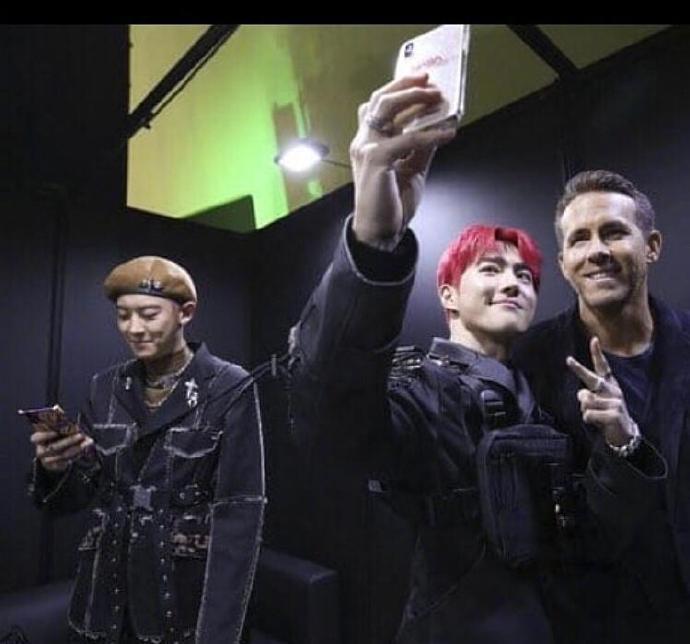 “抢镜妖精”朴灿烈，在别人合照中无处不在，还是万年不变剪刀手