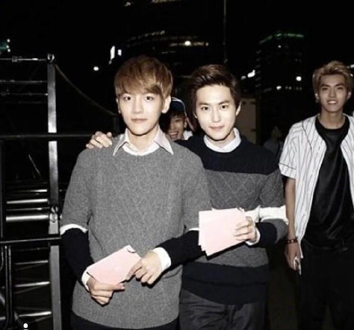 “抢镜妖精”朴灿烈，在别人合照中无处不在，还是万年不变剪刀手