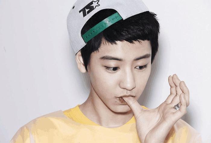 “抢镜妖精”朴灿烈,在别人合照中无处不在,还是万年不变剪刀手