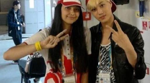 “抢镜妖精”朴灿烈，在别人合照中无处不在，还是万年不变剪刀手