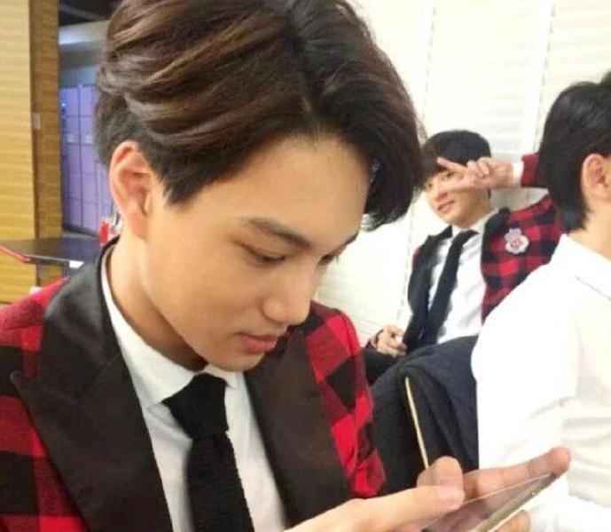 “抢镜妖精”朴灿烈，在别人合照中无处不在，还是万年不变剪刀手