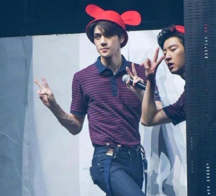 “抢镜妖精”朴灿烈，在别人合照中无处不在，还是万年不变剪刀手