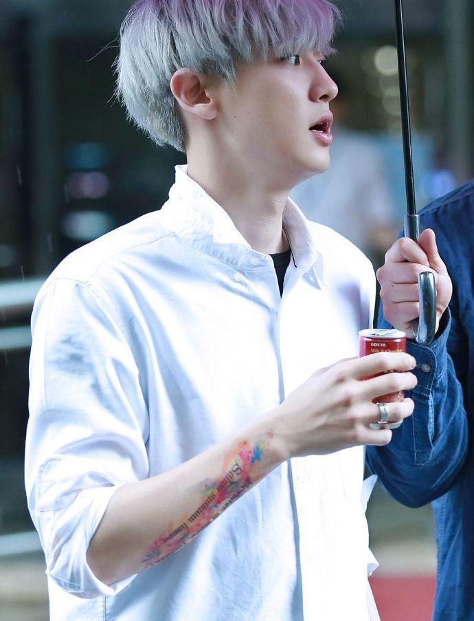 “抢镜妖精”朴灿烈，在别人合照中无处不在，还是万年不变剪刀手