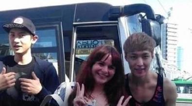 “抢镜妖精”朴灿烈，在别人合照中无处不在，还是万年不变剪刀手