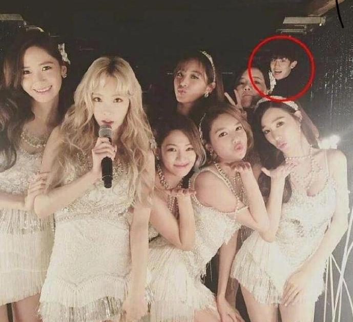 “抢镜妖精”朴灿烈，在别人合照中无处不在，还是万年不变剪刀手