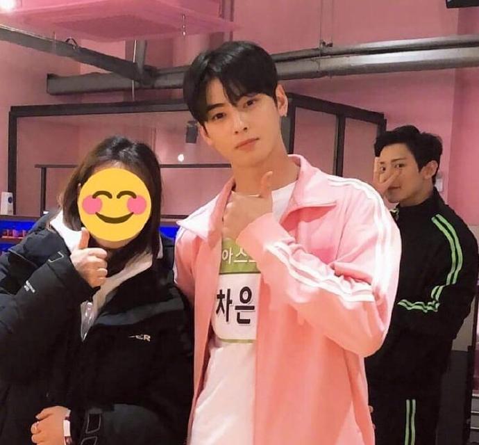 “抢镜妖精”朴灿烈，在别人合照中无处不在，还是万年不变剪刀手