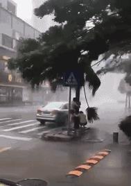 搞笑动图：当女神学会“葛优躺”，这姿势有点意思！