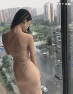 搞笑动图：当女神学会“葛优躺”，这姿势有点意思！