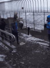 搞笑动图：当女神学会“葛优躺”，这姿势有点意思！