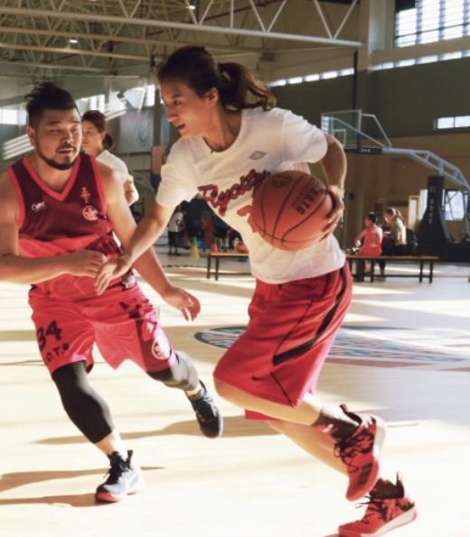 女篮被忽略的美女，26岁黯然退役，30岁坚持沙滩锻炼露出纹身