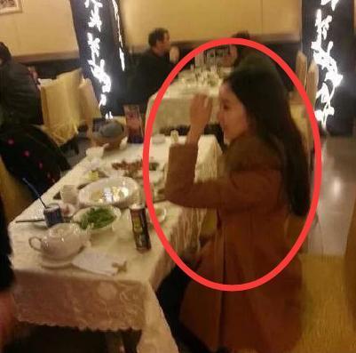 爆薛之谦曾与娄艺潇交往,戴帽子吃饭时被拍