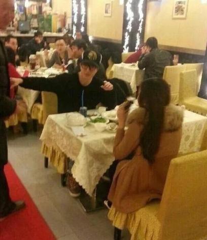 爆薛之谦曾与娄艺潇交往,戴帽子吃饭时被拍