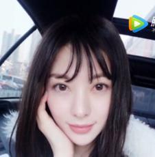 爆薛之谦曾与娄艺潇交往,戴帽子吃饭时被拍