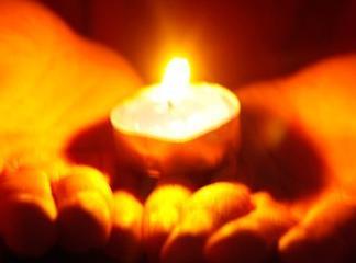 甘肃跳楼少女事件后续： 一枝花，一盏灯，庆阳市民自发悼念