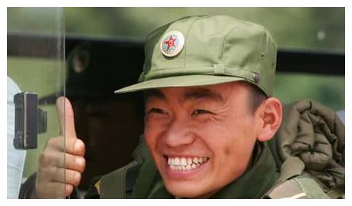 ​因《士兵突击》走红，45岁患癌不幸去世，葬礼上王宝强失声痛哭